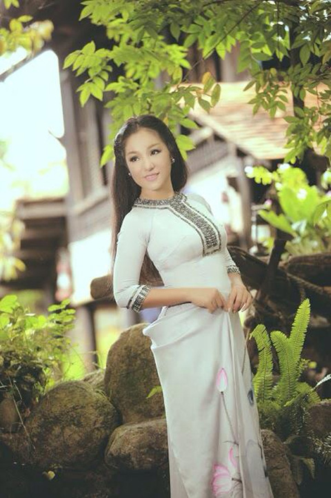 Thúy Nga,Thúy Nga đằm thắm áo dài,Thúy Nga khoe dáng dịu dàng
