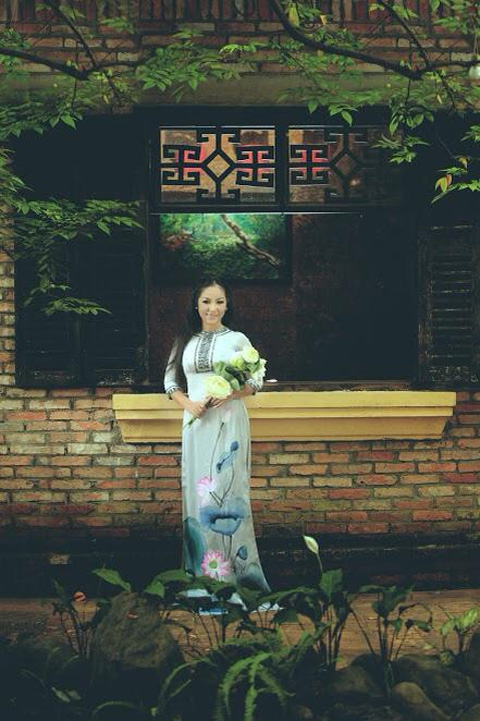 Thúy Nga,Thúy Nga đằm thắm áo dài,Thúy Nga khoe dáng dịu dàng
