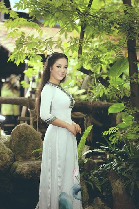 Thúy Nga,Thúy Nga đằm thắm áo dài,Thúy Nga khoe dáng dịu dàng

