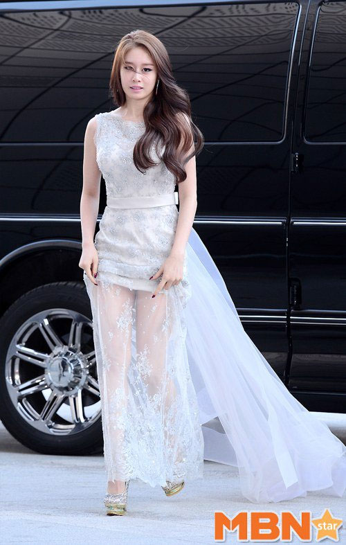 tiểu Kim Tae Hee,Ji Yeon,tiểu Kim Tae Hee lộng lẫy,tiểu Kim Tae Hee mặc váy vạt dài