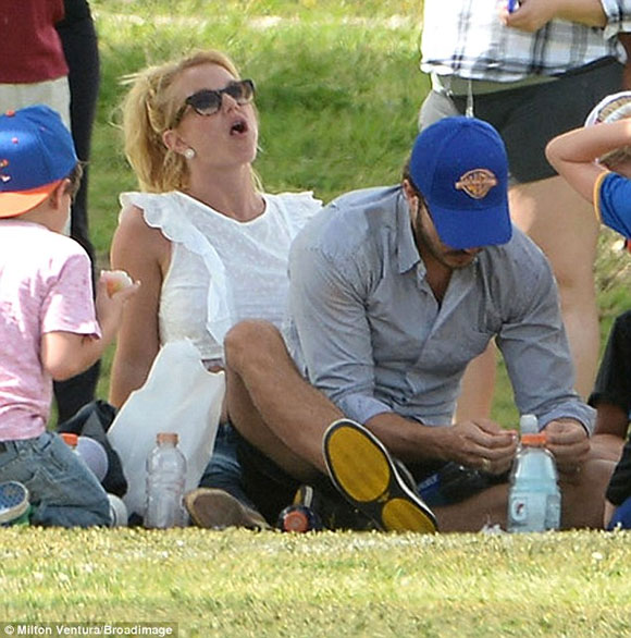 Britney Spears,Charlie Ebersol,Britney dính bạn trai như sam,bạn trai mới của Britney
