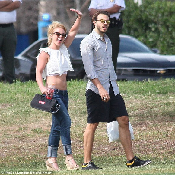 Britney Spears,Charlie Ebersol,Britney dính bạn trai như sam,bạn trai mới của Britney
