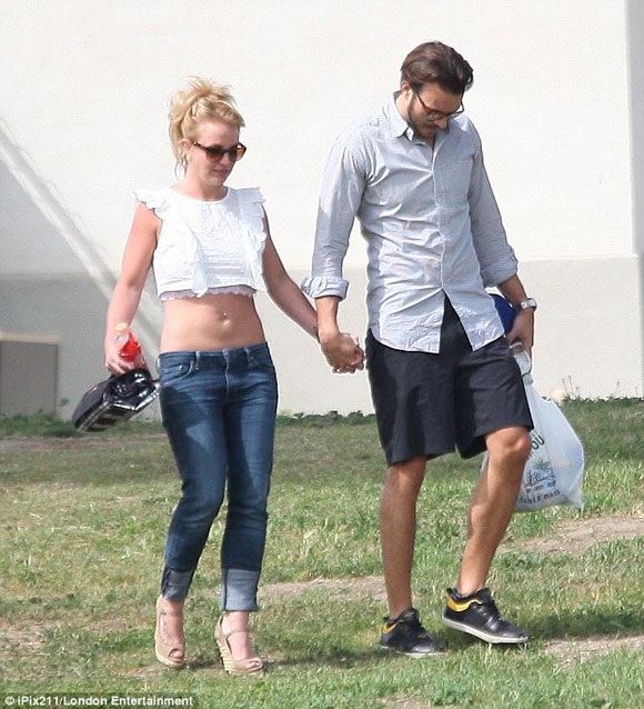 Britney Spears,Charlie Ebersol,Britney dính bạn trai như sam,bạn trai mới của Britney
