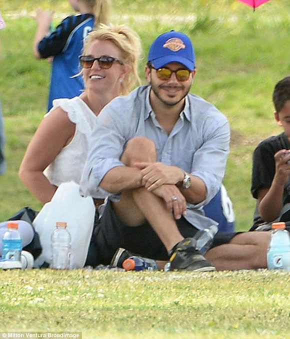 Britney Spears,Charlie Ebersol,Britney dính bạn trai như sam,bạn trai mới của Britney
