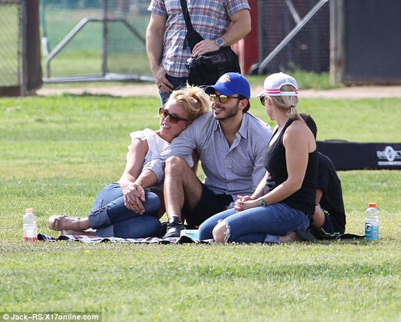 Britney Spears,Charlie Ebersol,Britney dính bạn trai như sam,bạn trai mới của Britney
