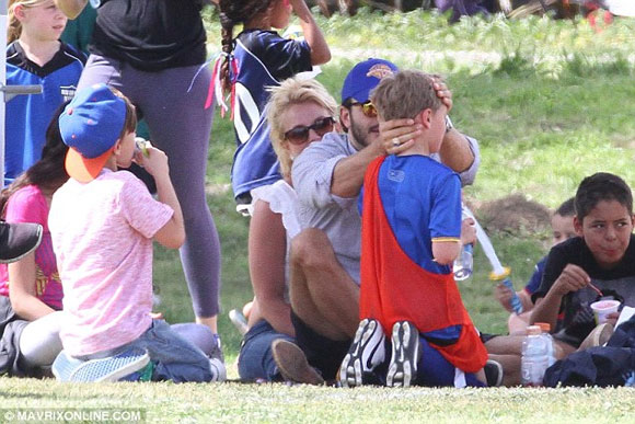 Britney Spears,Charlie Ebersol,Britney dính bạn trai như sam,bạn trai mới của Britney
