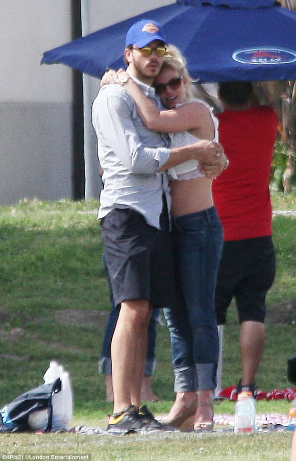 Britney Spears,Charlie Ebersol,Britney dính bạn trai như sam,bạn trai mới của Britney
