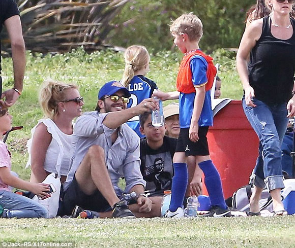 Britney Spears,Charlie Ebersol,Britney dính bạn trai như sam,bạn trai mới của Britney
