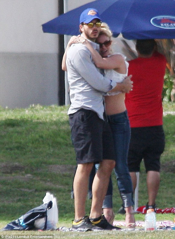 Britney Spears,Charlie Ebersol,Britney dính bạn trai như sam,bạn trai mới của Britney
