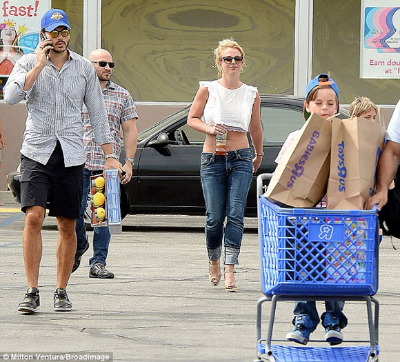 Britney Spears,Charlie Ebersol,Britney dính bạn trai như sam,bạn trai mới của Britney
