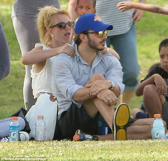 Britney Spears,Charlie Ebersol,Britney dính bạn trai như sam,bạn trai mới của Britney
