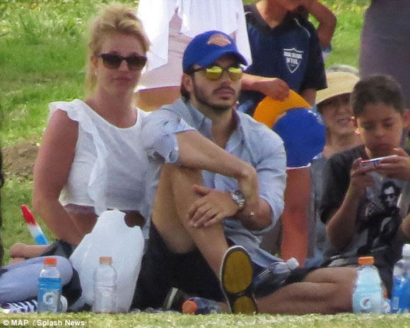Britney Spears,Charlie Ebersol,Britney dính bạn trai như sam,bạn trai mới của Britney
