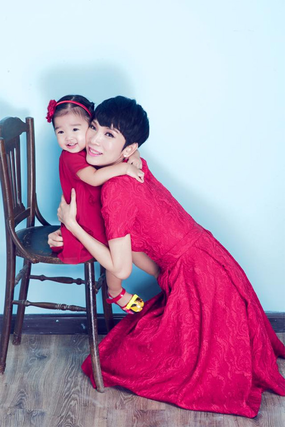 
mẹ con Xuân Lan,mẹ con Xuân Lan đẹp lung linh,mẹ con Xuân Lan sành điệu
