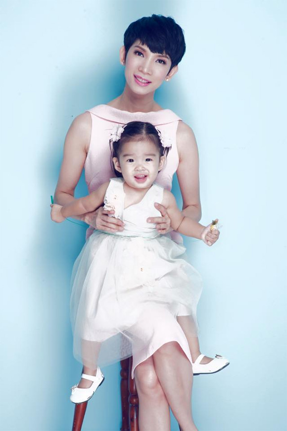 
mẹ con Xuân Lan,mẹ con Xuân Lan đẹp lung linh,mẹ con Xuân Lan sành điệu
