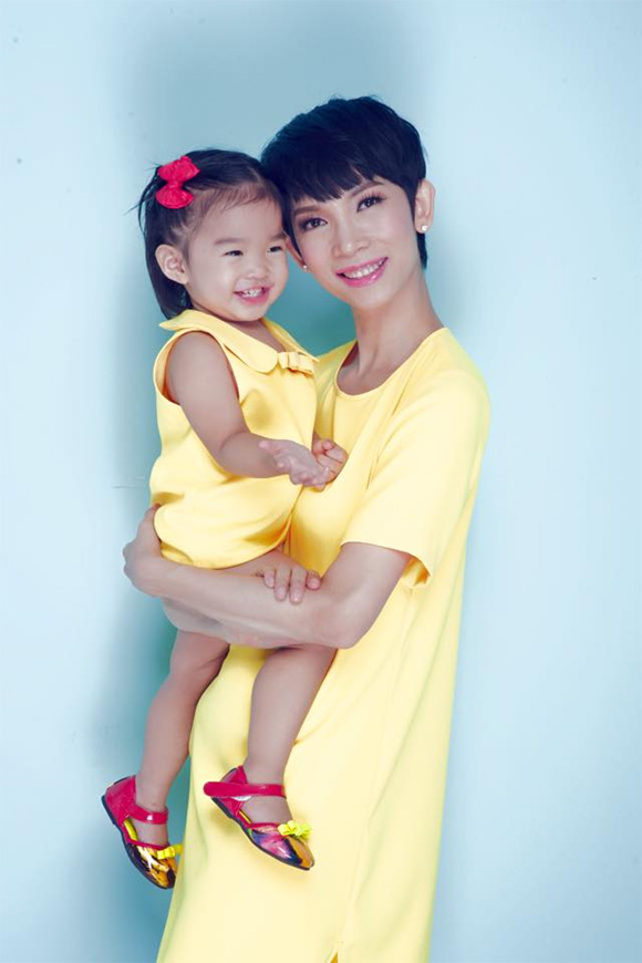 
mẹ con Xuân Lan,mẹ con Xuân Lan đẹp lung linh,mẹ con Xuân Lan sành điệu
