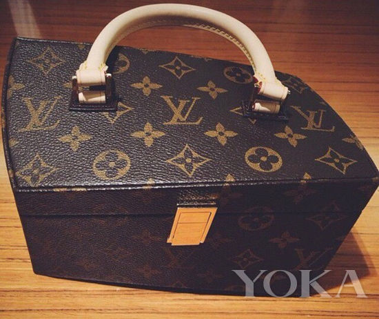 My nhan the gioi, my nhan the gioi dung tui hang hieu, sao dung tui Louis Vuitton