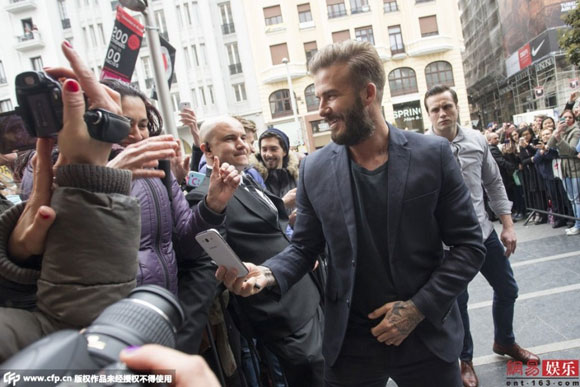 David Beckham,Beckham bị vây kín,fans David Beckham,cựu danh thủ Anh