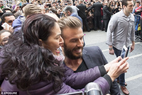 David Beckham,Beckham bị vây kín,fans David Beckham,cựu danh thủ Anh