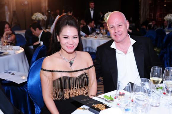 Thu Minh, vợ chồng Thu Minh, bà bầu Thu Minh, Thu Minh được tặng quà, chồng tặng quà  Thu Minh, giám khảo Vietnam Idol