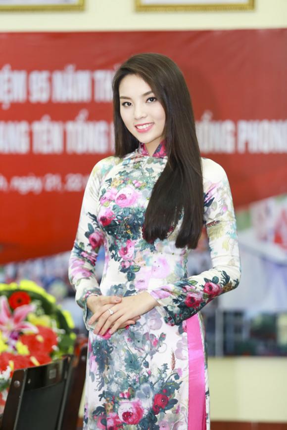 Hoa hậu Kỳ Duyên, HHVN 2014, hoa hậu bị ném đá, Kỳ Duyên về trường cũ, Kỳ Duyên làm MC