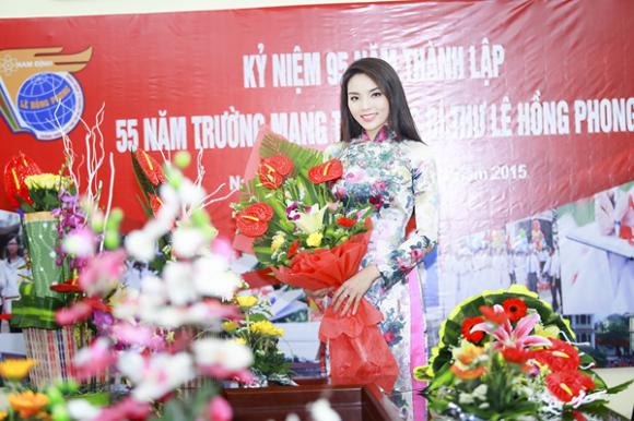 Hoa hậu Kỳ Duyên, HHVN 2014, hoa hậu bị ném đá, Kỳ Duyên về trường cũ, Kỳ Duyên làm MC