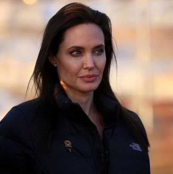 Angelina Jolie,Angelina Jolie phẫu thuật,Angelina Jolie cắt bỏ buồng trứng,Angelina cắt bỏ ống dẫn trứng