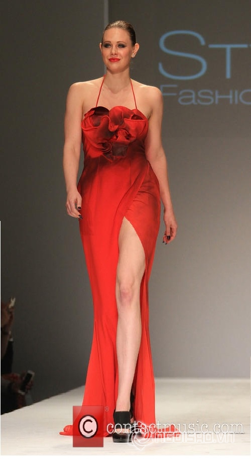 Celebrity Red Dress, sao mặc trang phục của Quỳnh paris, nhà thiết kế quỳnh paris, quynh paris, 