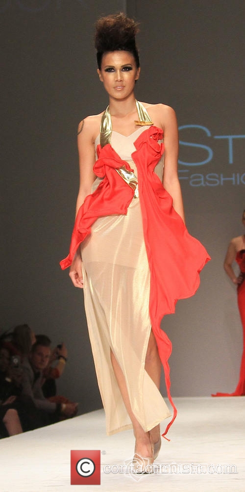Celebrity Red Dress, sao mặc trang phục của Quỳnh paris, nhà thiết kế quỳnh paris, quynh paris, 