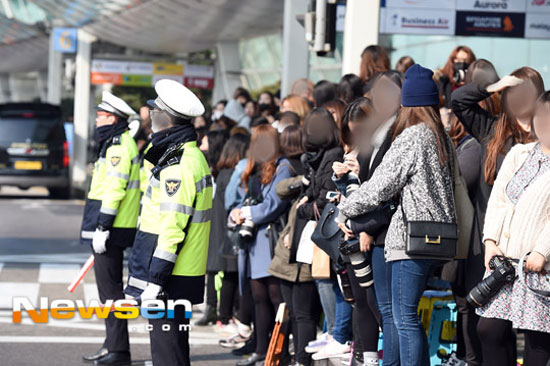 EXO,EXO bị fans vây kín,EXO sang Việt Nam,Music Bank in Hanoi