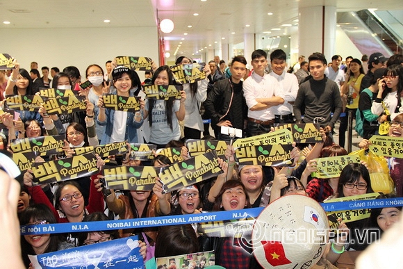 EXO và Sistar đến Việt Nam,fans vây kín Nội Bài,Music Bank,băng rôn chào đón