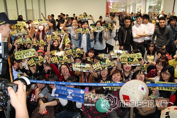 EXO và Sistar đến Việt Nam,fans vây kín Nội Bài,Music Bank,băng rôn chào đón