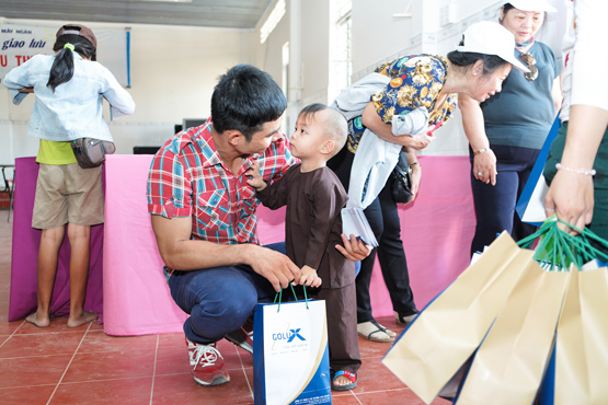 Siêu mẫu Võ Minh Thành, sieu mau minh thanh, sao tu thien, Siêu mẫu Võ Minh Thành tư thiện tại chùa Cẩm Phong