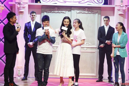 Phạm Băng Băng,Phạm Băng Băng bế fans,Phạm Băng Băng dự sự kiện,Phạm Băng Băng mặc váy trắng