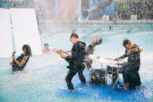 Phạm Anh Khoa, Quý ông hát rock, Phạm Anh Khoa biến dạng gương mặt, MV Rain