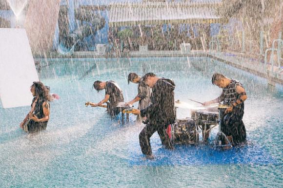 Phạm Anh Khoa, Quý ông hát rock, Phạm Anh Khoa biến dạng gương mặt, MV Rain