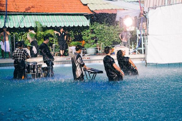 Phạm Anh Khoa, Quý ông hát rock, Phạm Anh Khoa biến dạng gương mặt, MV Rain