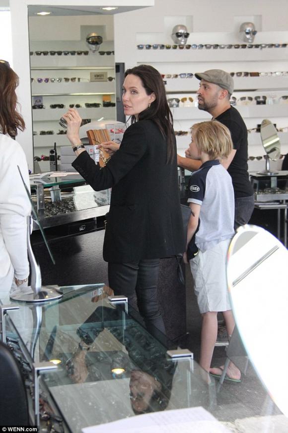 Angelina Jolie, Angelina Jolie phẫu thuật, Angelina Jolie cắt buồng trứng, Angelina Jolie ung thư