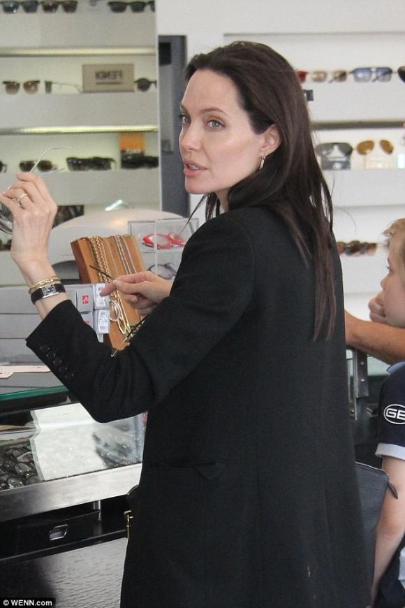 Angelina Jolie, Angelina Jolie phẫu thuật, Angelina Jolie cắt buồng trứng, Angelina Jolie ung thư