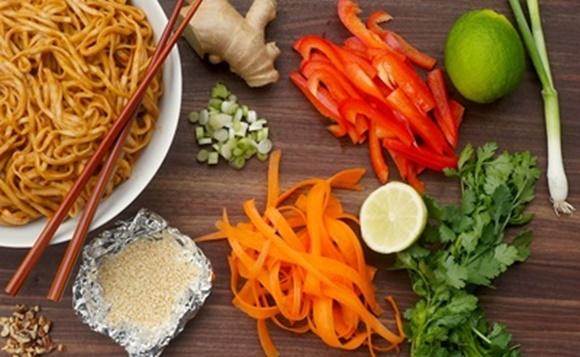 mì trộn sốt, mì trộn, mì trộn giải ngán mùa hè, món ngon, mì trộn sốt cay, món ăn ngày nóng, món ăn ngày nóng chán ăn