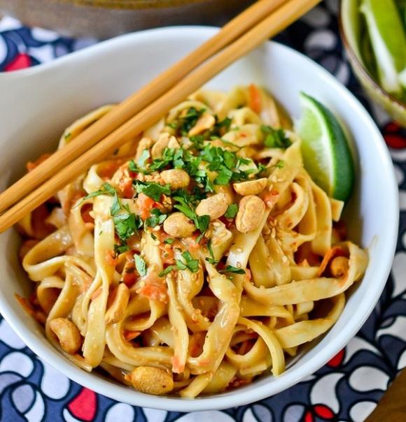 mì trộn sốt, mì trộn, mì trộn giải ngán mùa hè, món ngon, mì trộn sốt cay, món ăn ngày nóng, món ăn ngày nóng chán ăn