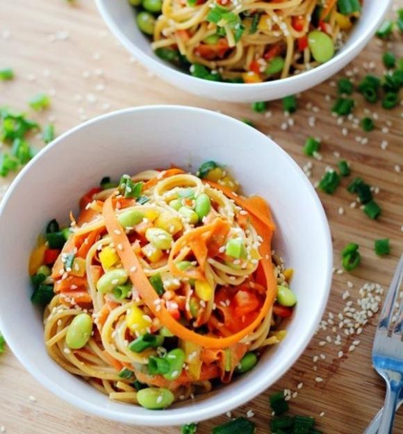 mì trộn sốt, mì trộn, mì trộn giải ngán mùa hè, món ngon, mì trộn sốt cay, món ăn ngày nóng, món ăn ngày nóng chán ăn