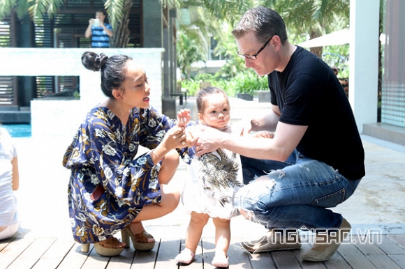Đoan Trang, vợ chồng Đoan Trang, con gái Đoan Trang, bé Sol, con gái Đoan Trang tập đi