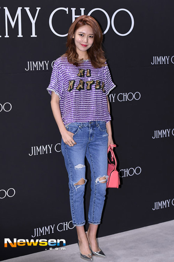 Soo Young,Soo Young diện jeans rách,gu thời trang của Soo Young 