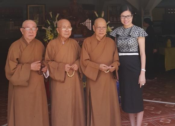  Hoa hậu Bùi Thị Hà,  Hoa hậu Bùi Thị Hà - Nữ hoàng ngành bảo vệ, Bảo vệ Long Hoàng, sao làm từ thiện, Bui Thi Ha