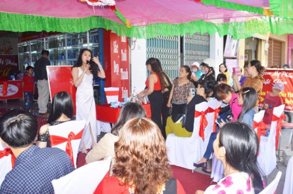 Phi Thanh Vân đẹp quyến rũ khai trương tại Phú Yên 5 Phi Thanh Vân, Công ty Mỹ phẩm Phi Thanh Vân