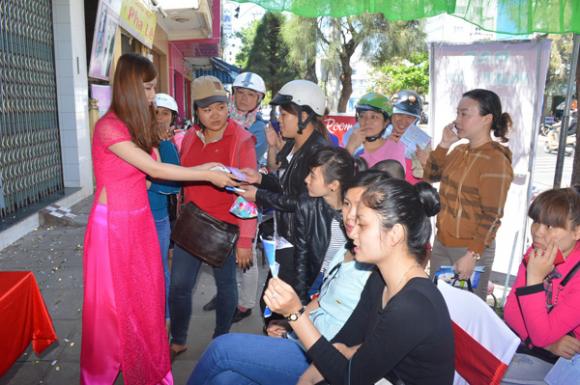 Phi Thanh Vân đẹp quyến rũ khai trương tại Phú Yên 6 Phi Thanh Vân, Công ty Mỹ phẩm Phi Thanh Vân