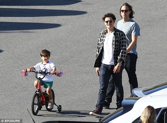 Flynn,Flynn khỏe khoắn,Flynn tự đạp xe,Flynn đi chơi cùng bố