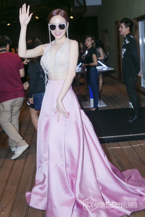 Angela Phương Trinh, Angela Phương Trinh hở bạo, Nữ hoàng thảm đỏ, thảm đỏ Elle Style Awards 2015, Á quân Bước nhảy hoàn vũ 2015