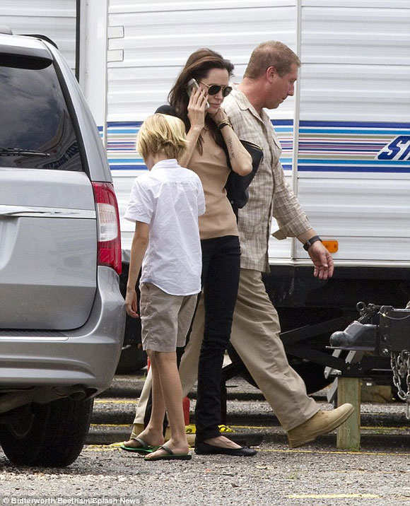 Angelina Jolie,Brad Pitt,Angelina Jolie mệt mỏi,các con của Angelina Jolie,Angelina Jolie thăm Brad Pitt