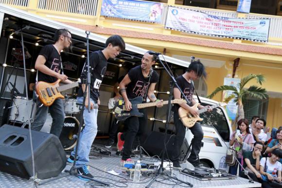 Phạm Anh Khoa, vợ chồng Phạm Anh Khoa, Quý ông hát rock, Phạm Anh Khoa bị bao vây, liveconcert Phạm Anh Khoa